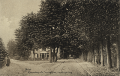 15700 Gezicht in de Huydecoperweg (links) en Woudenbergseweg (rechts) met rijen loofbomen te Zeist uit het zuidwesten.